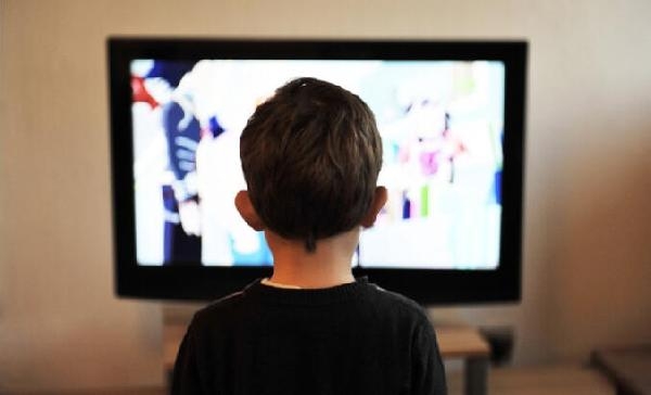“Çocuğunuz yüksek sesle televizyon izliyorsa işitme kaybı olabilir”