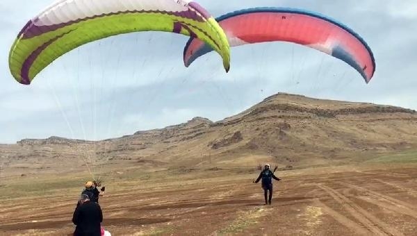 Derik’te Şehit Kaymakam Safitürk anısına yamaç paraşütü şampiyonası