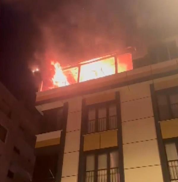 Sultangazi'de 4 katlı binanın çatı katındaki daire alev alev yandı