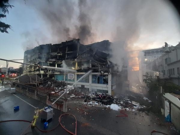 Başakşehir'de fabrikada çıkan yangını 37. saatinde söndürme çalışmaları sürüyor