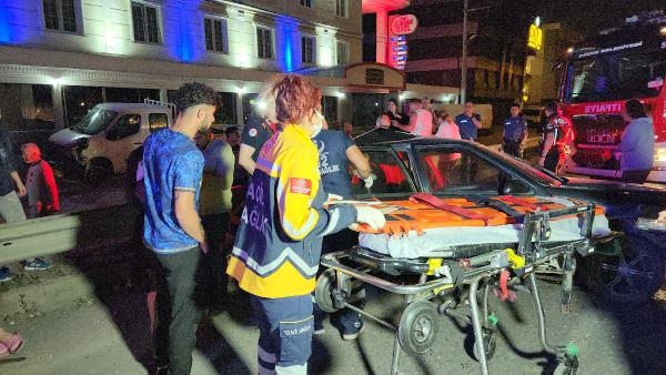 Düzce'de iki otomobilin çarpıştığı kaza sonrası kavga çıktı; 5 yaralı