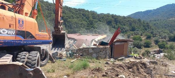 Bodrum'da mera alanındaki kaçak yapı, ekipler tarafından yıkıldı