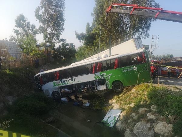 Mersin'de yolcu otobüsü ile kamyon çarpıştı: 1 ölü, 28 yaralı