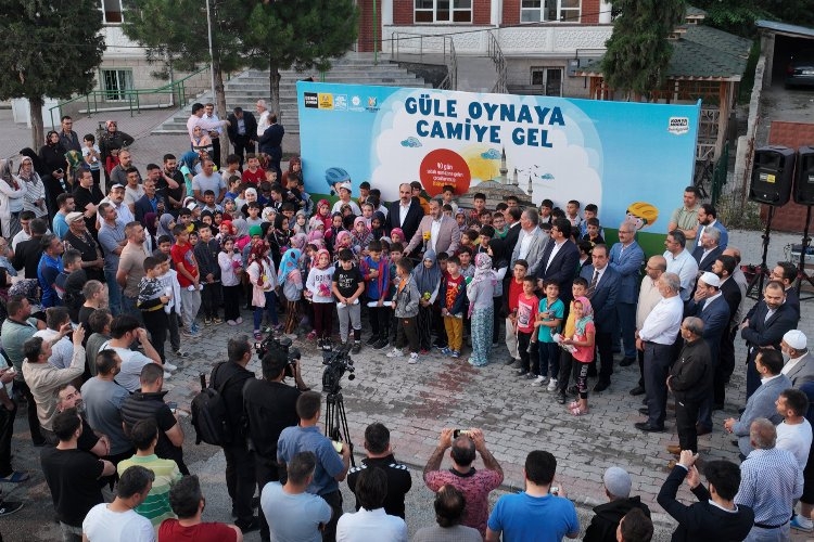 Çocuklar Konya'da 'güle oynaya camiye' gitti