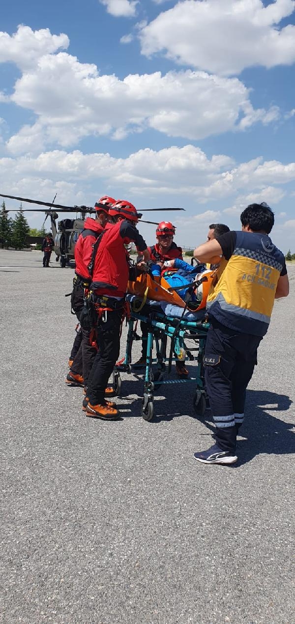 Demirkazık'a tırmanırken düşünce ayağı kırılan dağcıya helikopterli kurtarma 