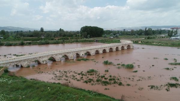 Yağışlar arttı; tarihi Eğri Köprü'nün 18 gözünden de yıllar sonra su aktı