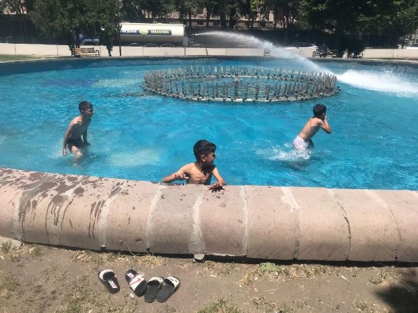 Ankara'da sıcaktan bunalan çocuklar, süs havuzunda serinledi