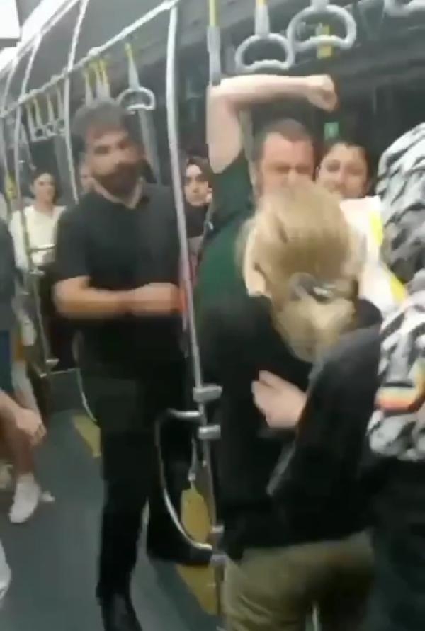 Metrobüste tekme tokat kavga kamerada