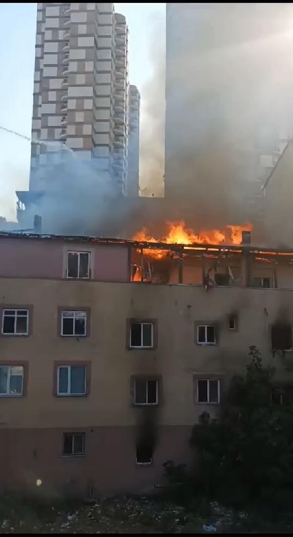 Esenyurt’ta binanın çatısı alev alev yandı