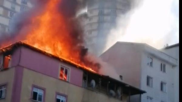  Esenyurt'ta binanın çatısı alev alev yanıyor - 1