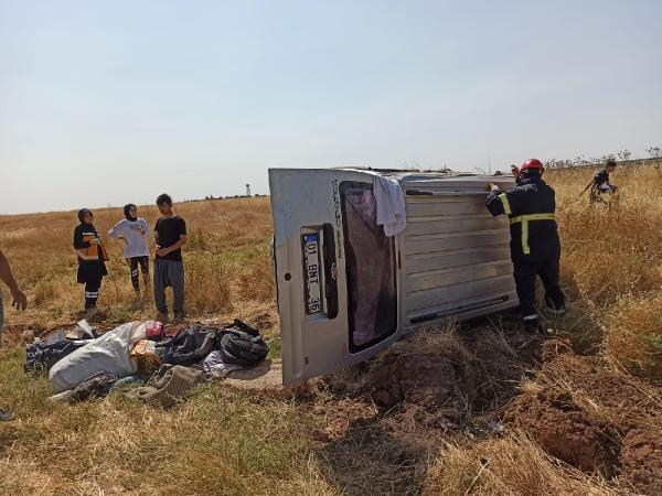 Mardin'de lastiği patlayan hafif ticari araç devrildi: 3 yaralı