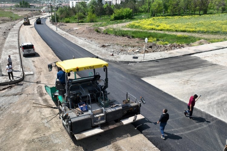 Sivas'ta Danişment Gazi TOKİ yolu yenileniyor