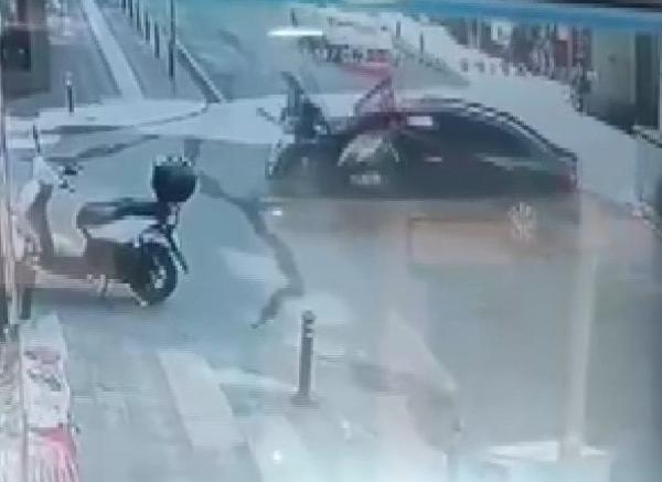 Zeytinburnu'nda otomobil ile motosiklet çarpıştı 