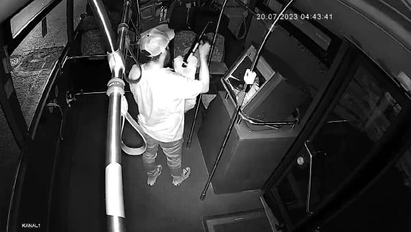 Beyoğlu'nda otobüste hırsızlık yapan şüpheli kamerada