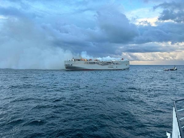 Hollanda’da kargo gemisinde yangın: 1 ölü