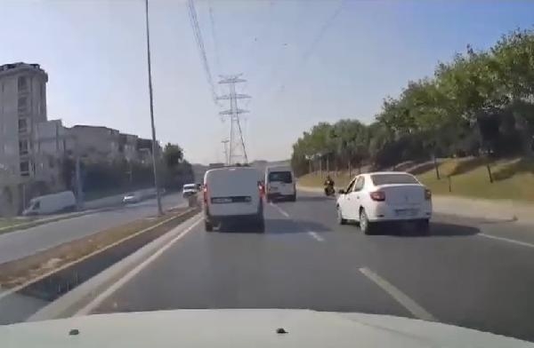 Sultangazi'de motosikletlinin ölümden döndöğü kaza kamerada   