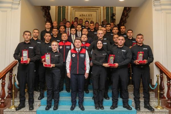 Bakan Tunç, deprem, yangın ve sel afetlerinde görev alan CEKUT ekiplerini kabul etti