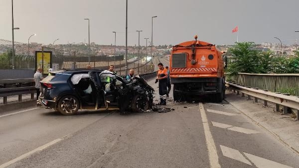 Beyoğlu Haliç Köprüsü'nde otomobil yol temizleme aracına çarptı: 2 yaralı