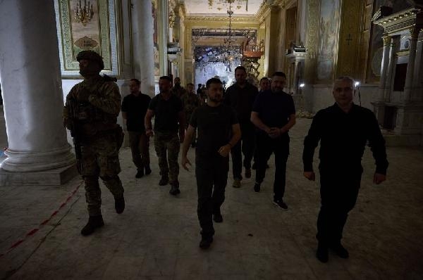 Zelenski, Odesa’da Rus saldırısında hasar gören katedrali ziyaret etti