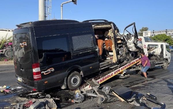Antalya'da tur minibüsü TIR'a arkadan çarptı: 2 ölü, 10 yaralı 