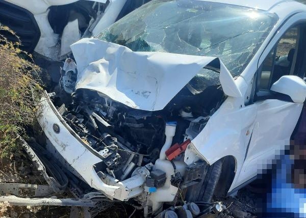 Siirt'te minibüs ile hafif ticari araç çarpıştı: 6 yaralı
