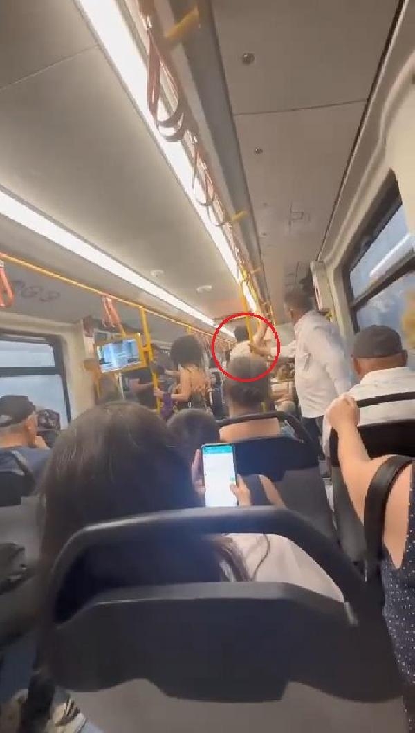 Metroda eşini bir kadınla görünce sinirlendi; o anlar kamerada