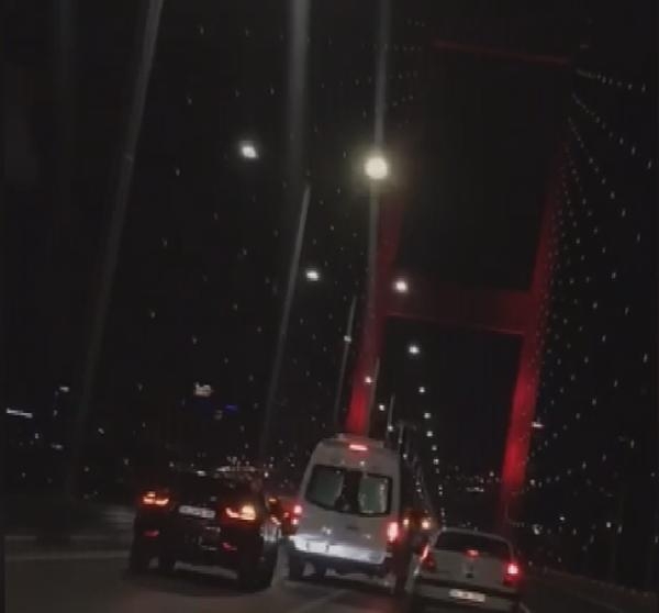 15 Temmuz Şehitler Köprüsü'nün ortasında camdan sarkıp tartıştığı şoföre vurmaya çalıştı 