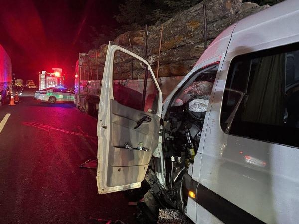 Minibüs, TIR'a çarptı: 1 ölü, 20 yaralı