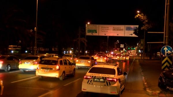 İstanbul'da taksimetre ücretine zam isteyen taksiciler eylem yaptı