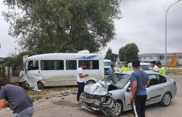 Bursa'da otomobil ile servis minibüsü çarpıştı: 4 yaralı