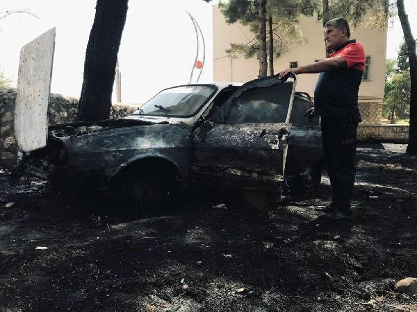 Otomobildeki yangın, ağaçlara da sıçradı