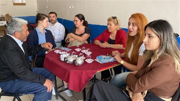 Türk ve İsviçreli kadınlar, Kars'ın kahvehanelerinde erkeklerle 'eşitlik' sohbeti düzenledi (2 Yeniden
