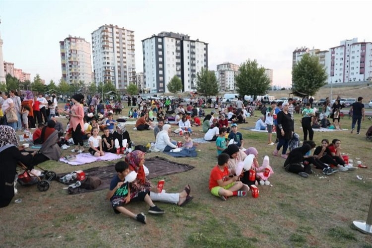 Kayseri Melikgazi'de açık havada sinema keyfi