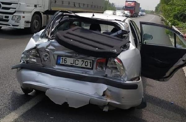 Bursa'da, TIR'ın çarptığı otomobildeki 5 kişi yaralandı