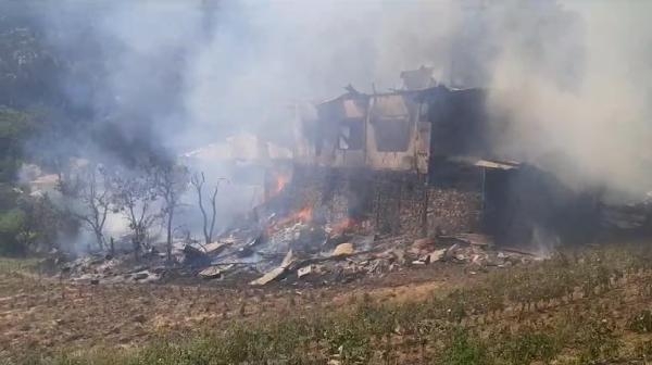 Adana'da 3 evi kül edip ormana sıçrayan yangın, 3 saatte söndürüldü