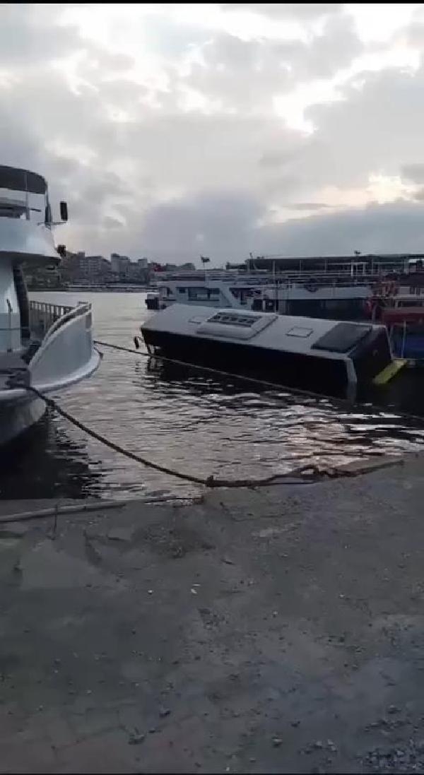  Eminönü'nde İETT otobüsü denize düştü-1