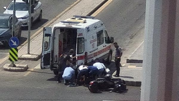 Ambulansa yol veren otomobile çarpan motosikletin sürücüsü yaralandı