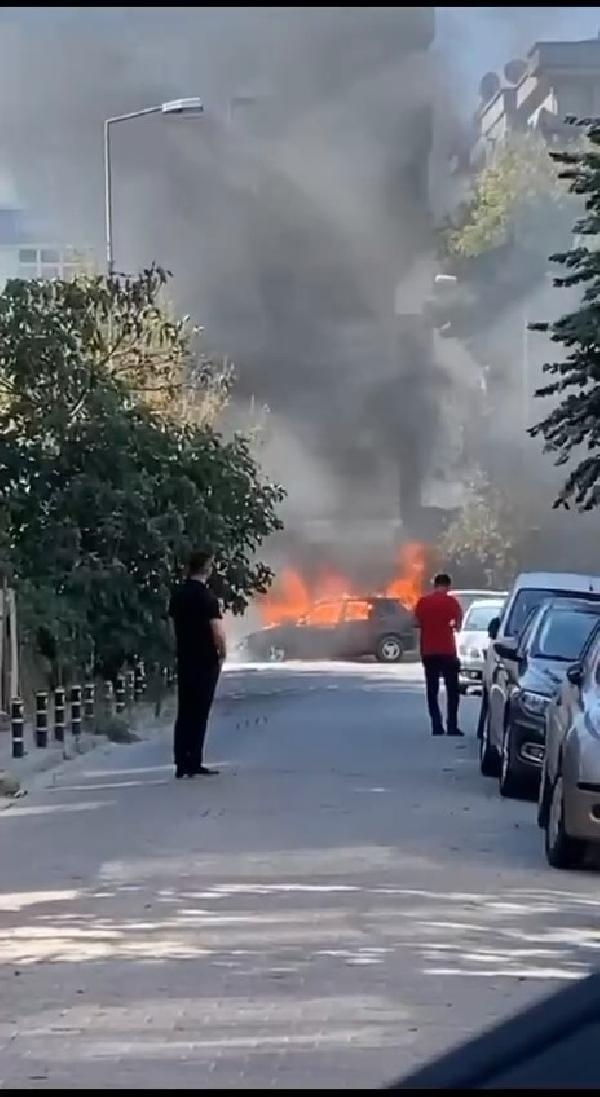 Büyükçekmece'de park halindeki otomobil alev alev yandı  