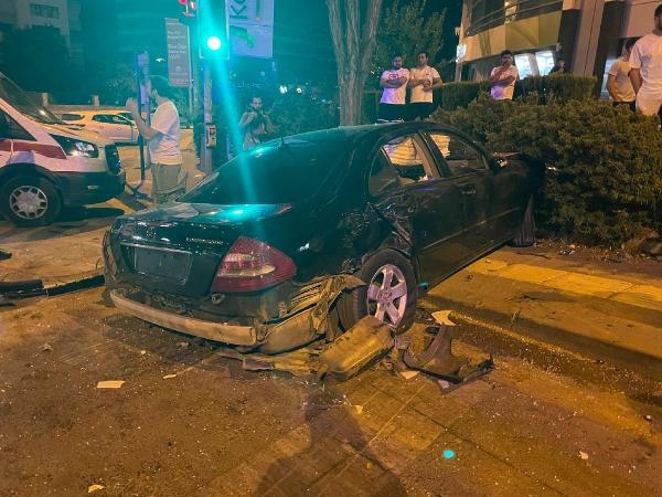 Ankara'da refüjdeki trafik levhasına vuran otomobil duvara çarptı: 5 yaralı