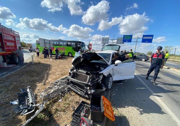 Kırklareli'de iki otomobil çarpıştı: 6 yaralı