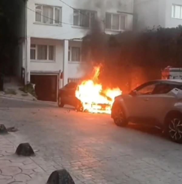 Beyoğlu'nda park halindeki otomobil alev alev yandı