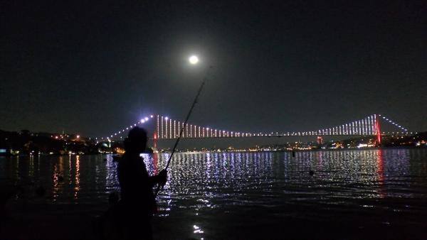 İstanbul'da 'Mavi Ay' en parlak konumuna ulaştı; vatandaşlar o anı görüntüledi