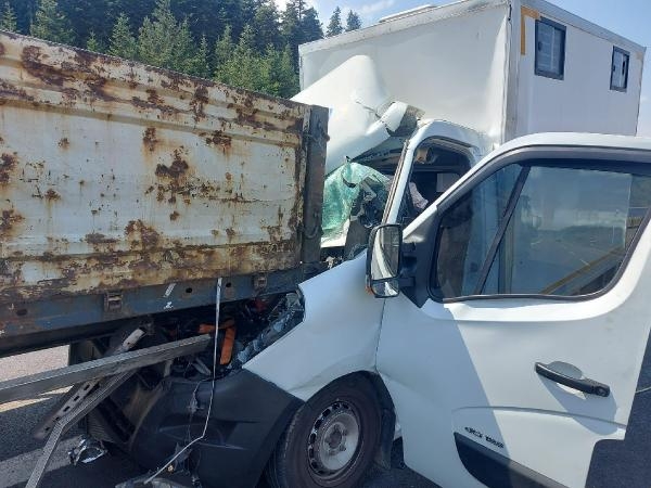 Otoyolda TIR'a çarpan kamyonetin sürücüsü yaralandı