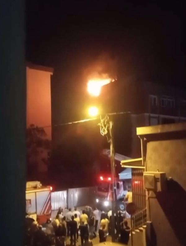 Kartal'da 4 katlı binanın terası alev alev yandı