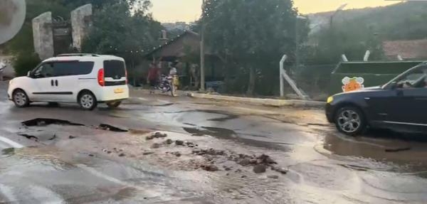 Bodrum'da su isale hattı patladı; yol çöktü, cadde suyla doldu