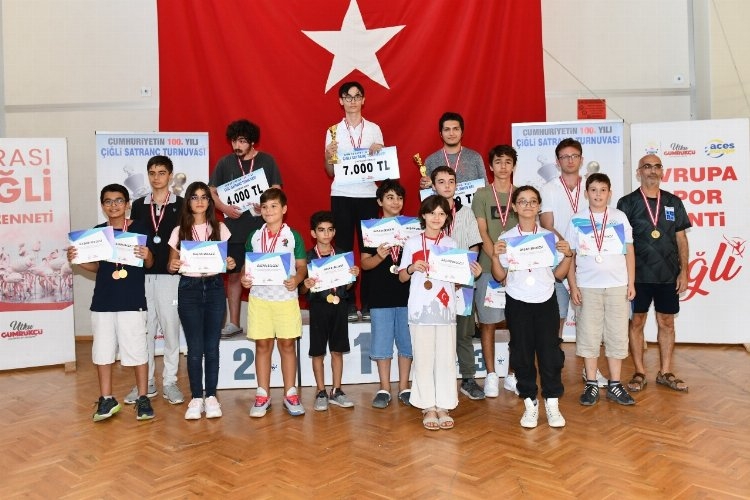 Çiğli'de Satranç Turnuvasında ödüller sahiplerini buldu