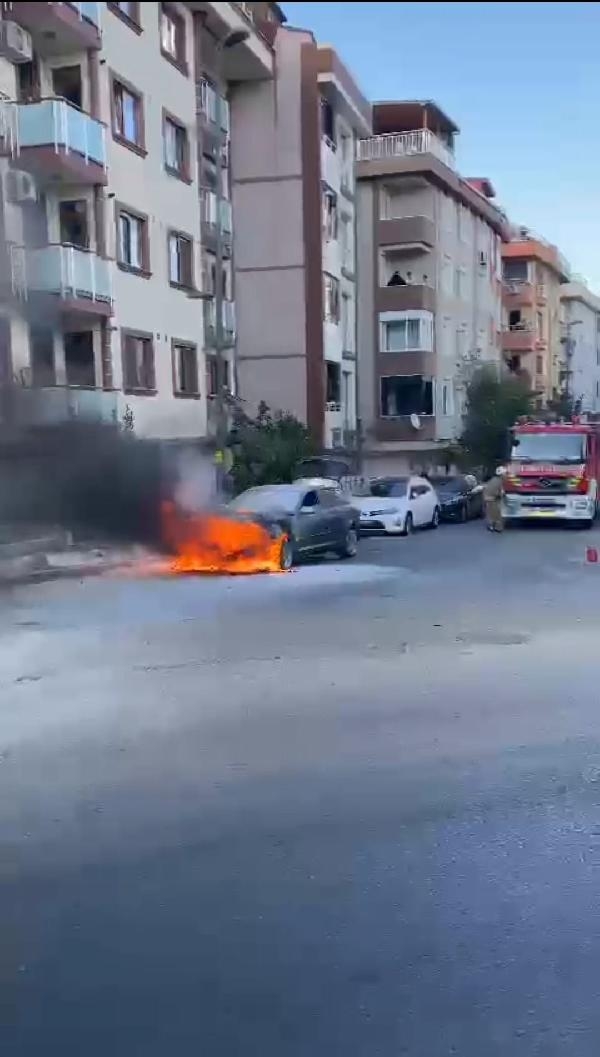 Üsküdar'da park halindeki otomobil alev alev yandı