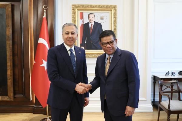 Bakan Yerlikaya, Malezya İçişleri Bakanı İsmail ile bir araya geldi