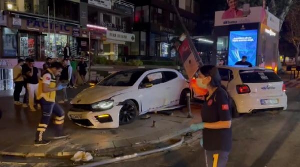 Kadıköy’de aynı yönde giden 2 otomobil çarpıştı: 3 yaralı