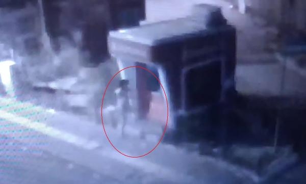 ATM kapısını baltayla kırmaya çalışırken yakalandı; saldırı kamerada